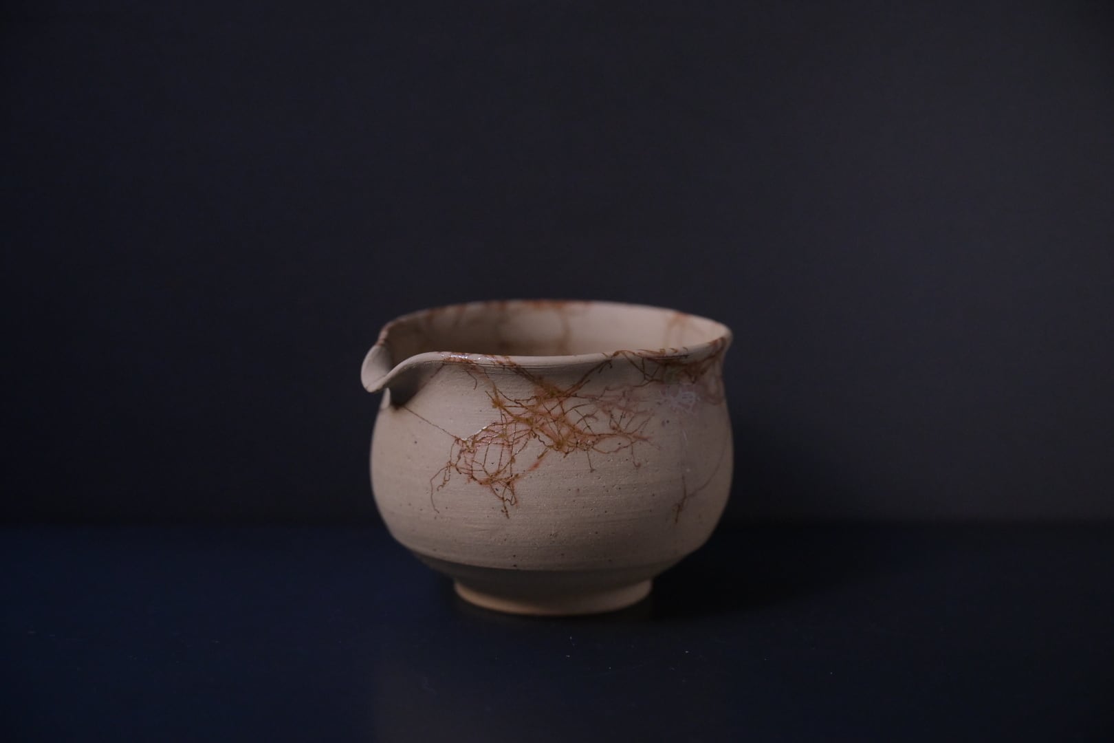 谷川仁・白泥藻掛け 茶銚 | 鎌倉倶楽部 茶寮