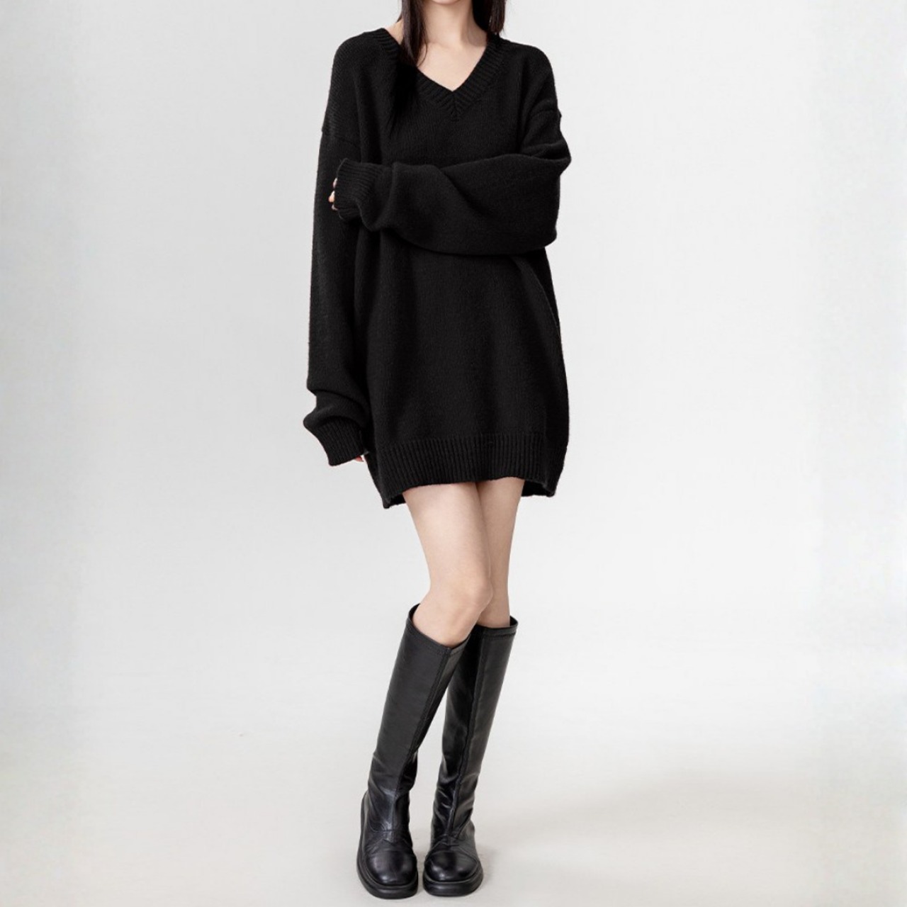 Mid-length relaxed fit black V-neck knit sweater (ME317)