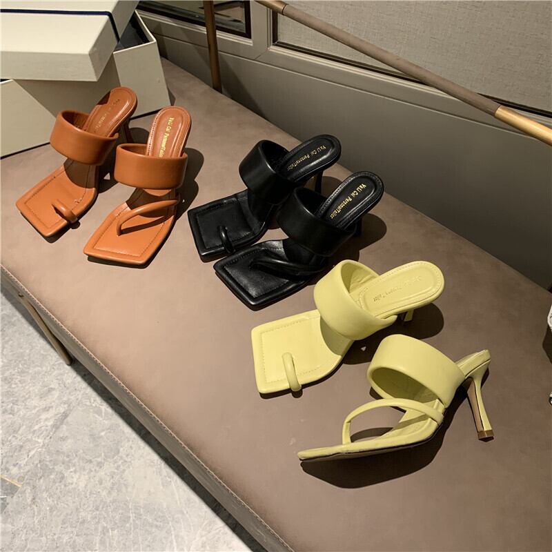 シューズ レディース サンダル 7cm ヒール ピンヒール ミュール スクエアトゥ アシンメトリー かわいい 大人可愛い シンプル カジュアル お洒落 おしゃれ 個性的 レトロ ラフ 22.5cm 23cm 23.5cm 24cm 24.5cm ブラウン 茶色 ブラック 黒 イエロー 黄色 春 夏 デート お出かけ 女子会 休日 海 プール 送料無料 公園 10代 20代 30代 韓国 普段使い 定番 トレンド ラクチン プレゼント ファッション コーデ