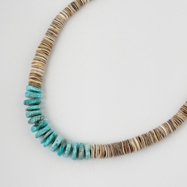 《Indian Jewelry》CHERY CRESPIN氏作　ターコイズ and シェル  ヒーシー ネックレス