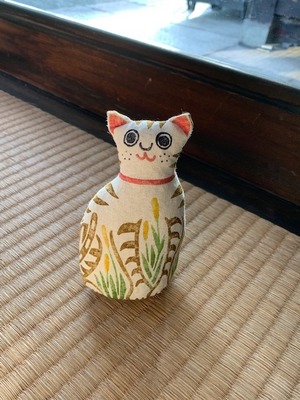 陣屋福猫（親ねこ）　木版手染めぬいぐるみ　御守、開運シリーズ