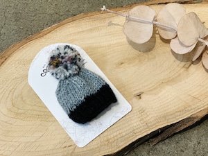 手編みのポンポン帽子　グレー×ブラック