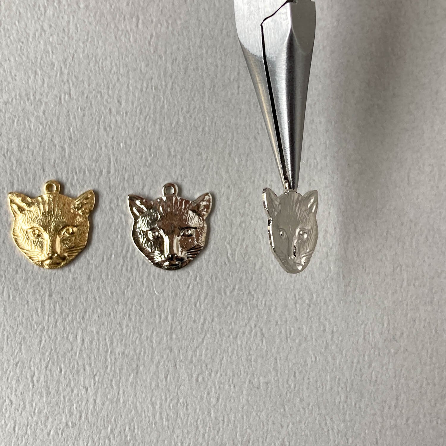 新色追加〉USA真鍮 猫の顔パーツチャームM（15mm） | Dua-アクセサリー