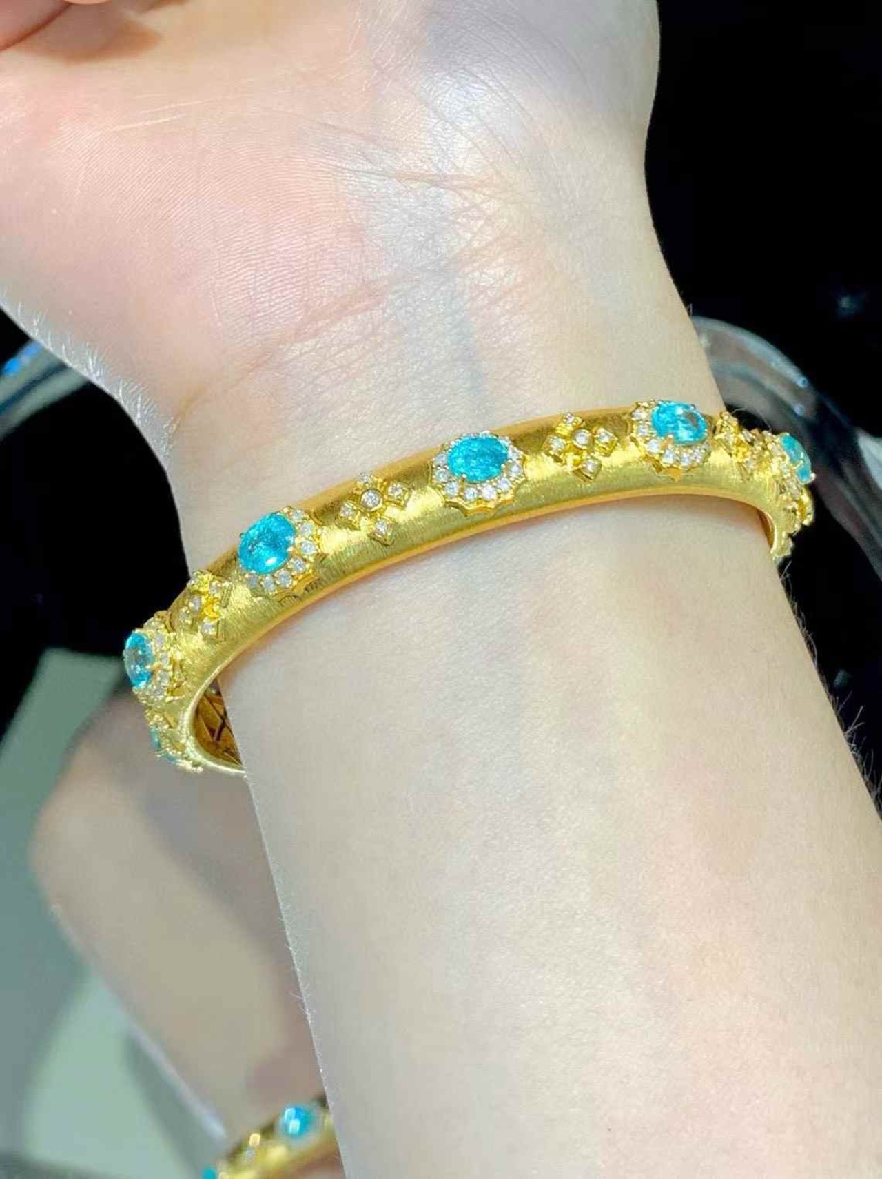 【約5.2ct ネオンブルー パライバトルマリン バングル 18Kイエローゴールド】 | diamondceleb