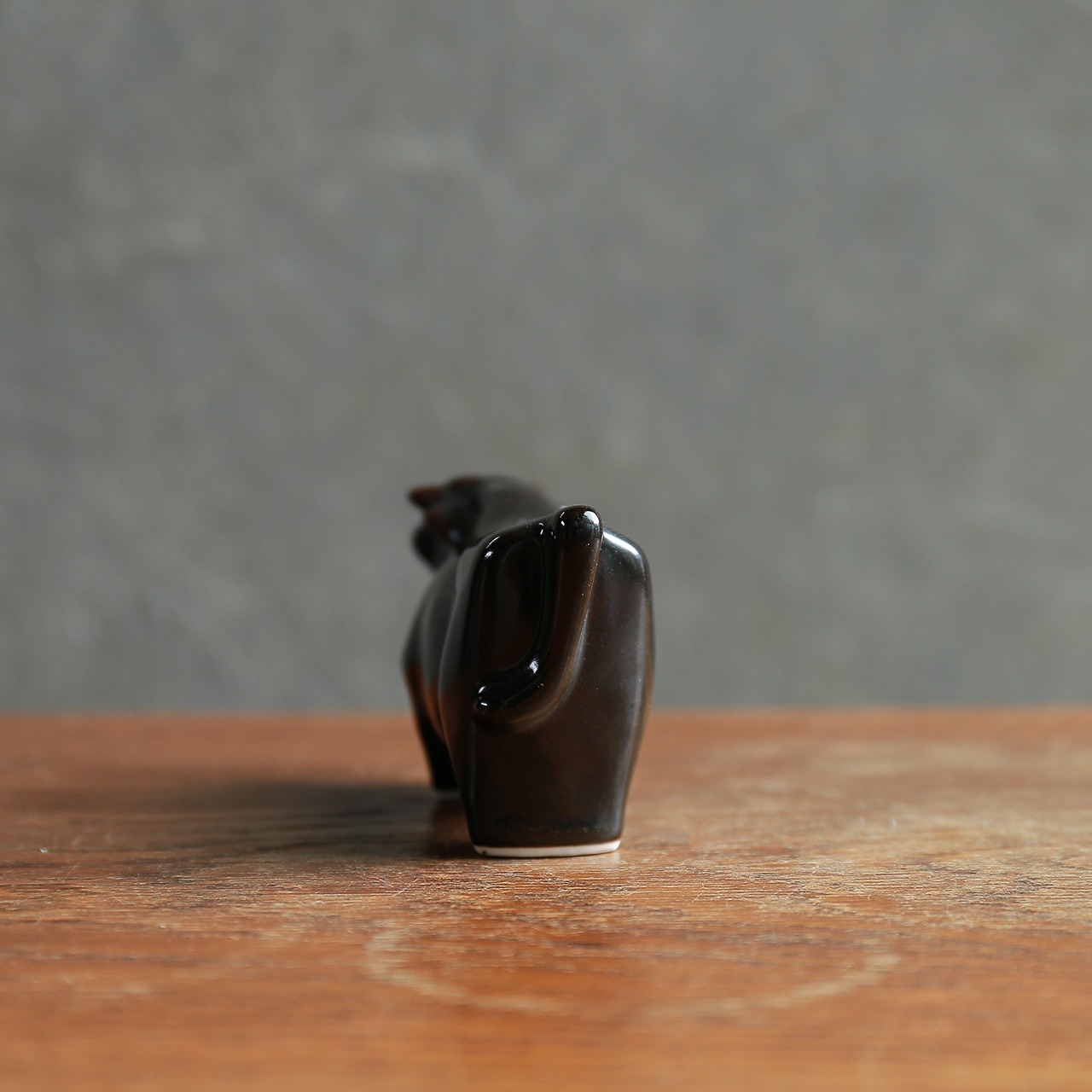 しなやかなフォルムの、陶器の牛 3