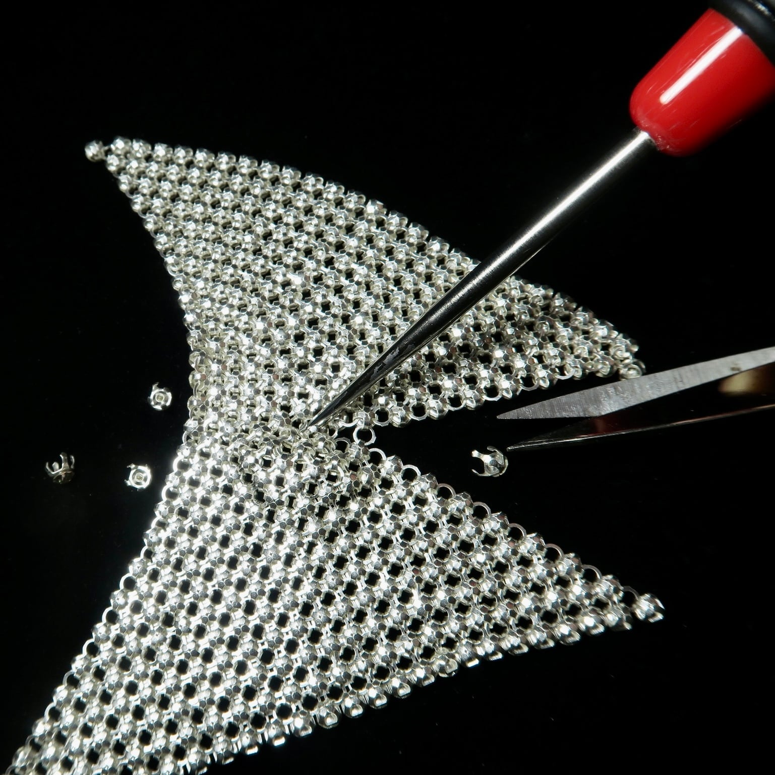 Swarovski社製クリスタルメッシュ使用 モノトーンロングピアス | L