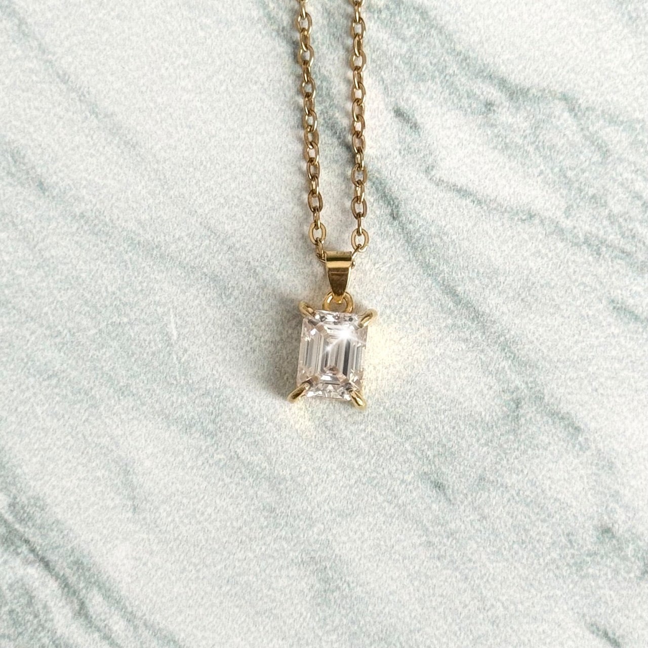 モアサナイト ネックレス〈2.0ct／8×6mm・Dカラー／エメラルドカット