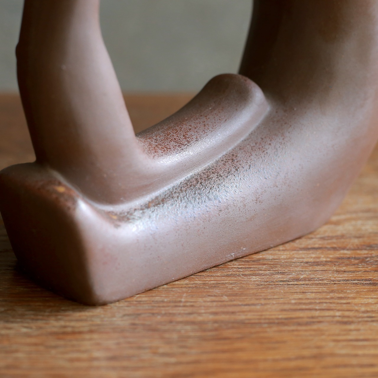 親子で仲良しな、陶器のサル