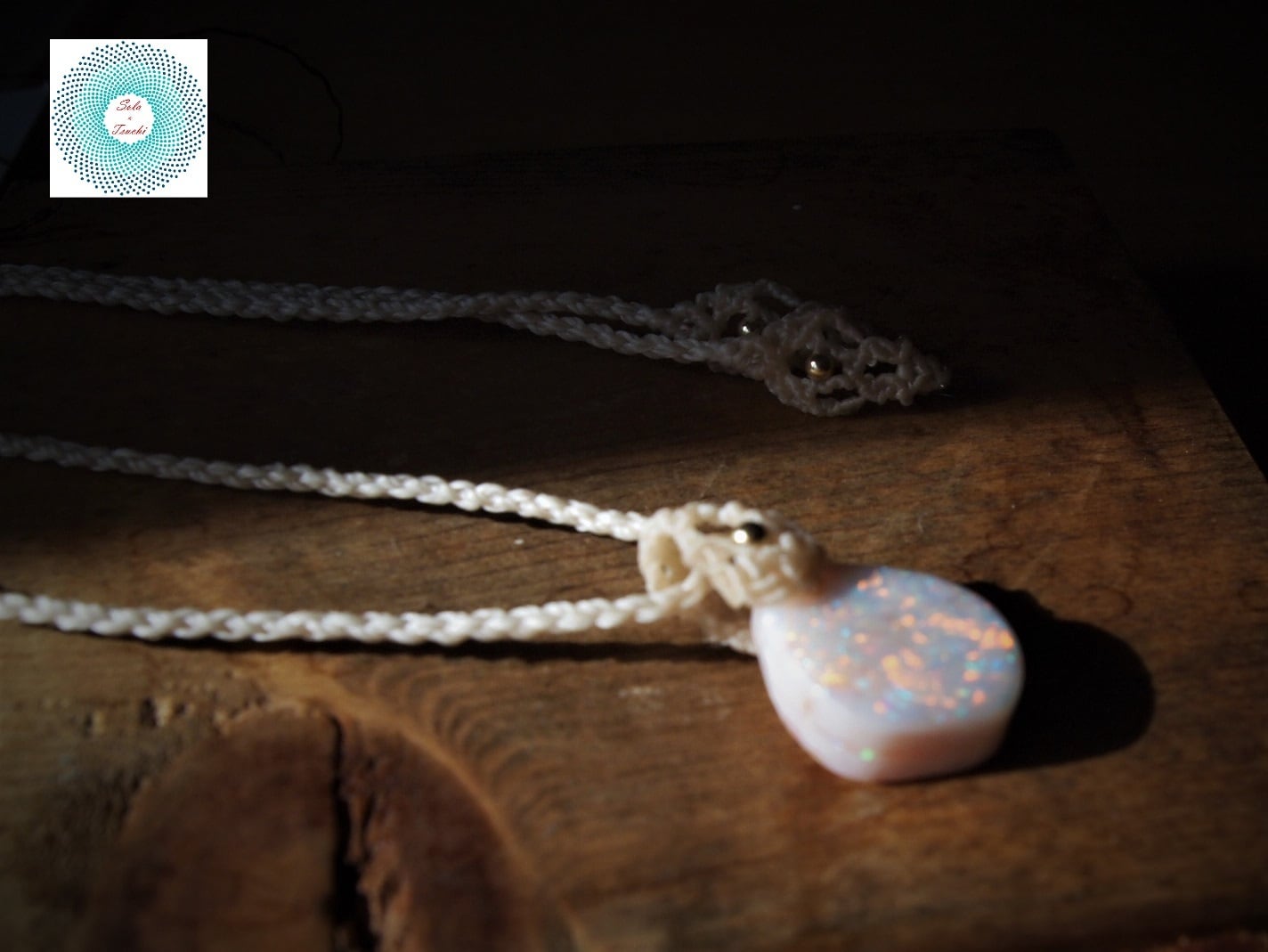 スペンサーオパールのマクラメ編みペンダント 〜 Merry! Merry! Merry