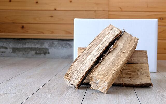 ナラ未乾燥薪30cm中割り軽トラック一台分(焚き付けサービス付き)