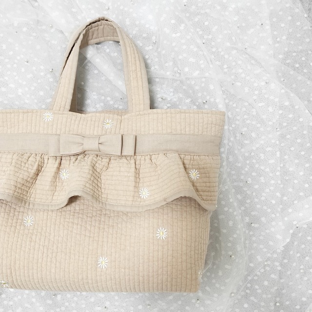 リボン&ヌビフリルのヌビトートバッグ　マーガレット刺繍　ミルクティー