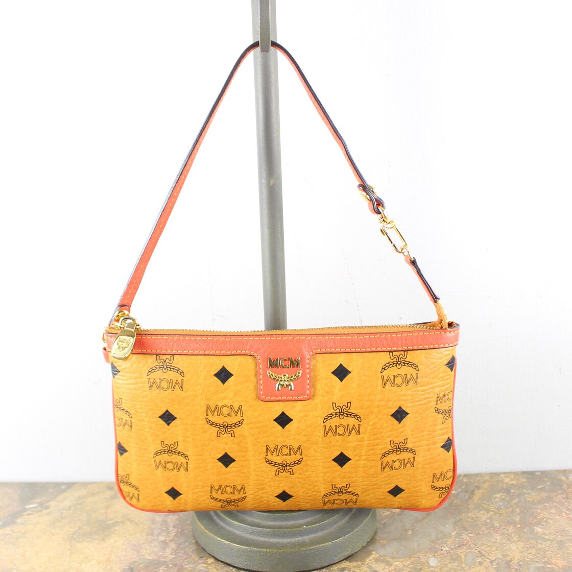 MCM LOGO PATTERNED SEMI SHOULDER BAG/エムシーエムロゴ柄 