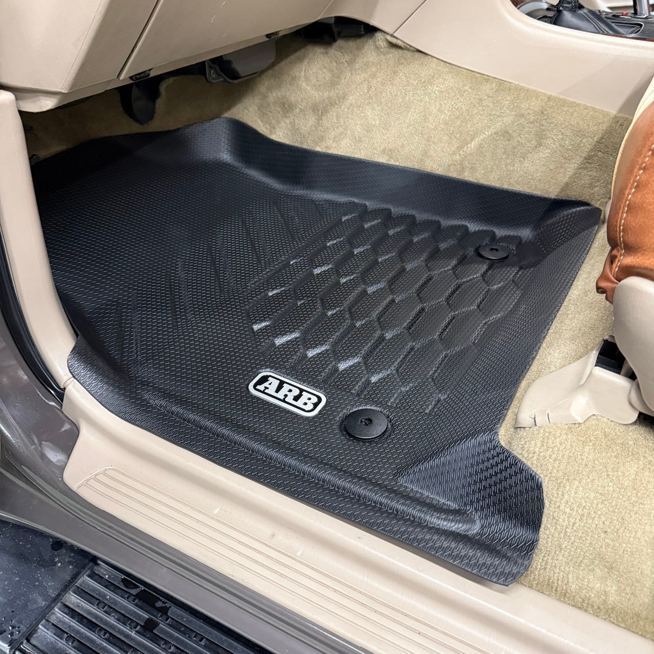 ARB ランドクルーザー 100 ARBフロアマット 電動シート専用 | FD-camp
