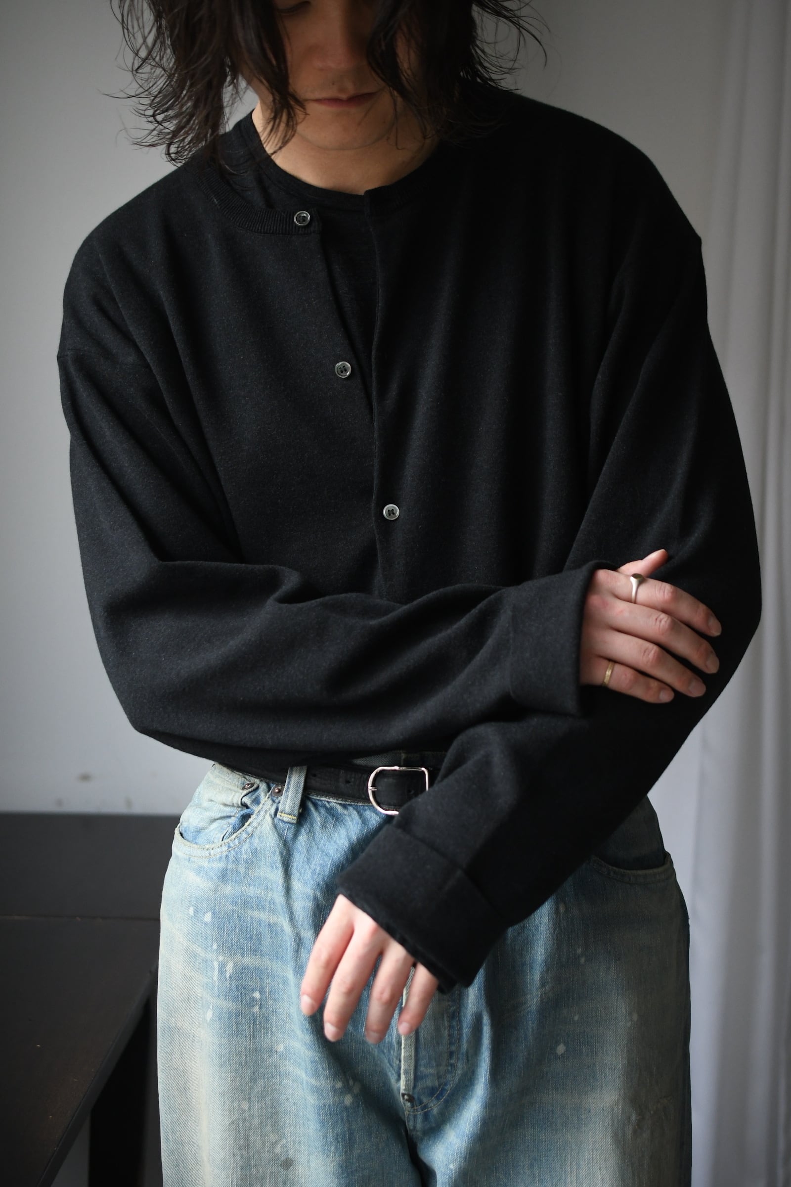 BATONER / 32G SMOOTH KNIT CREW NECK CARDIGAN (Melange Black) | nariwai