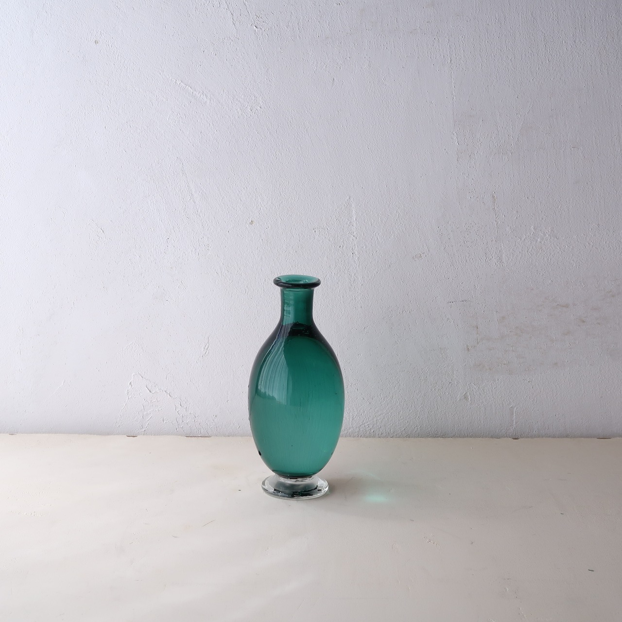 グリーンの丸花瓶