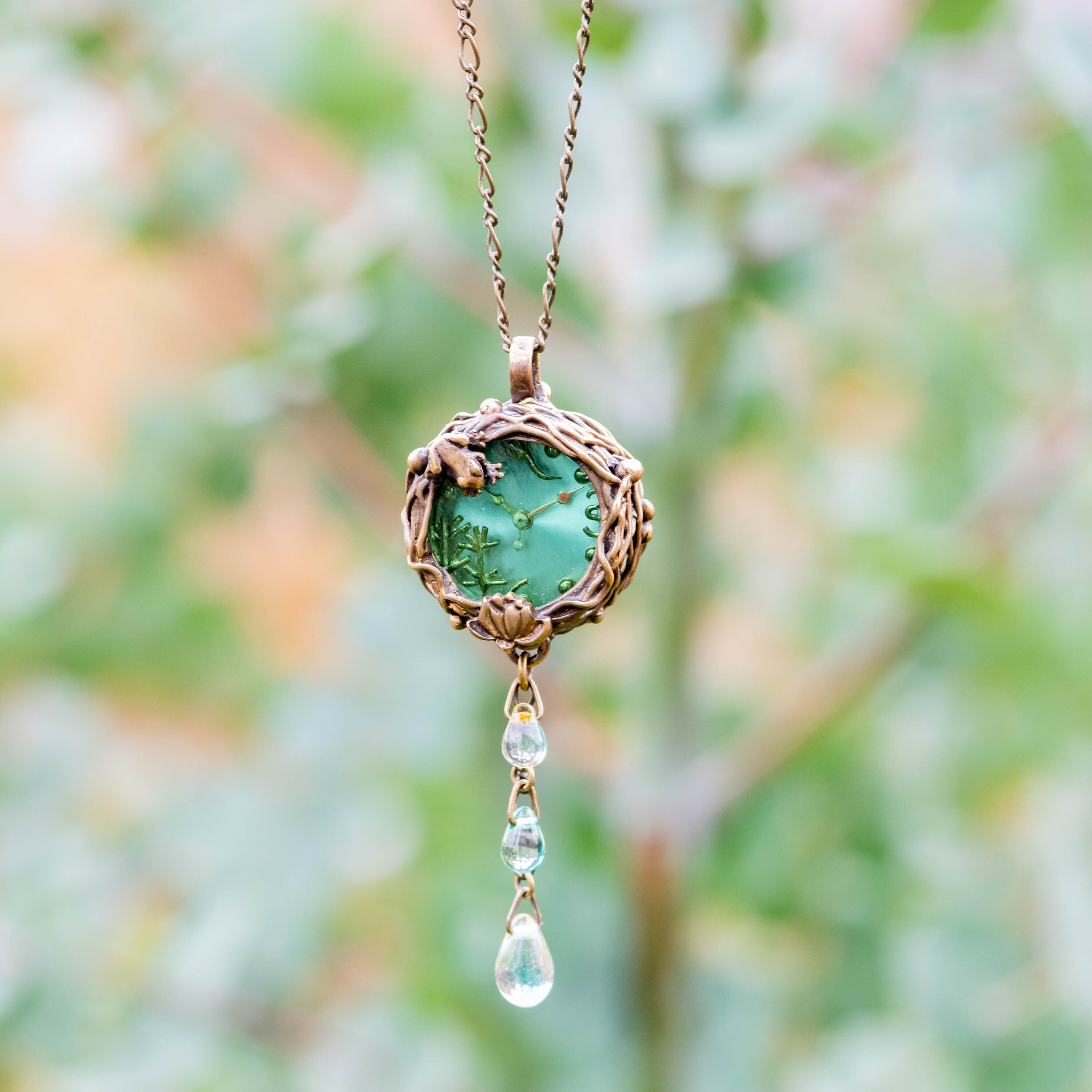 蓮池の我が子を見守る蛙ネックレス時計S若草