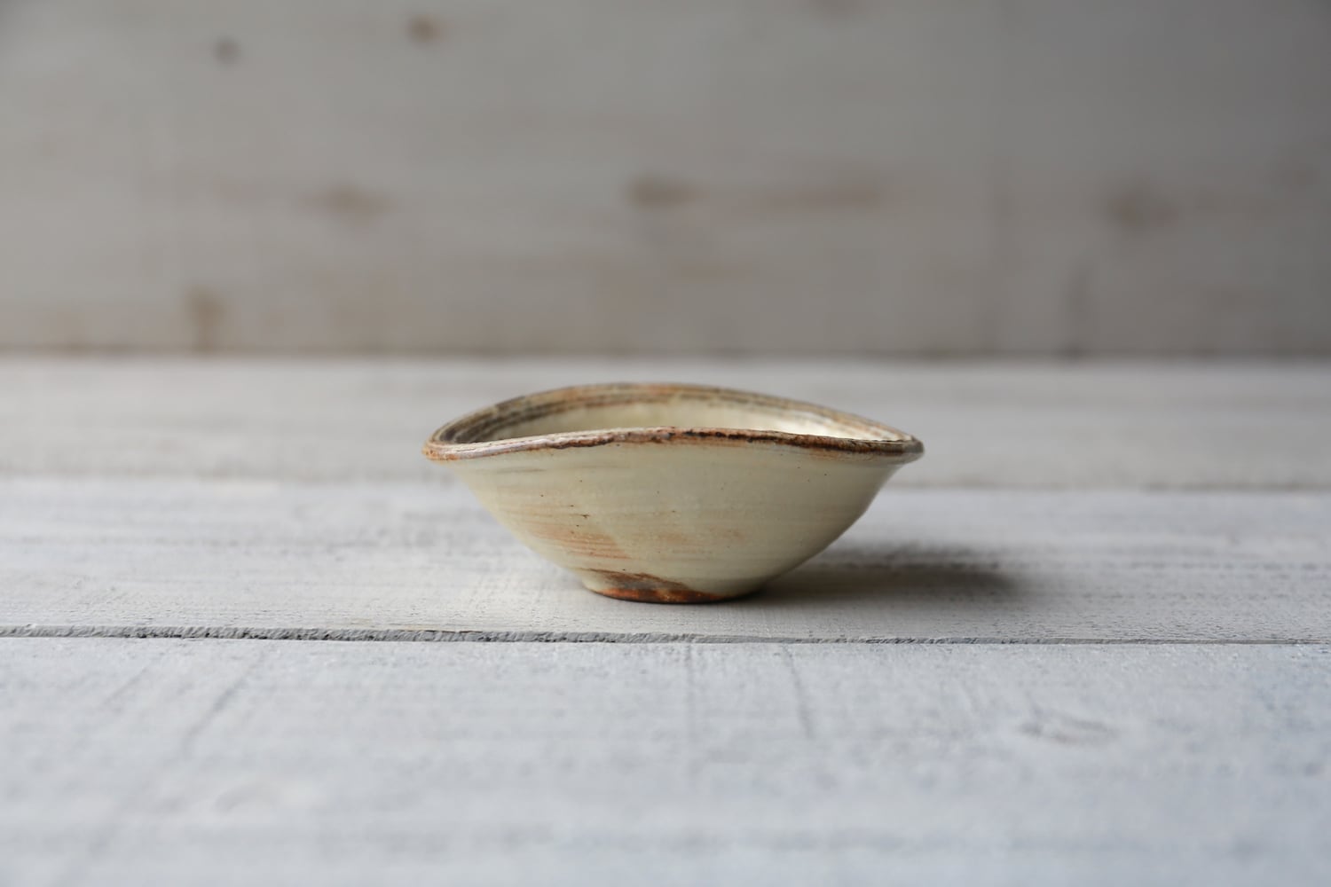 渕荒横彫 たわみ豆鉢 | 古谷製陶所