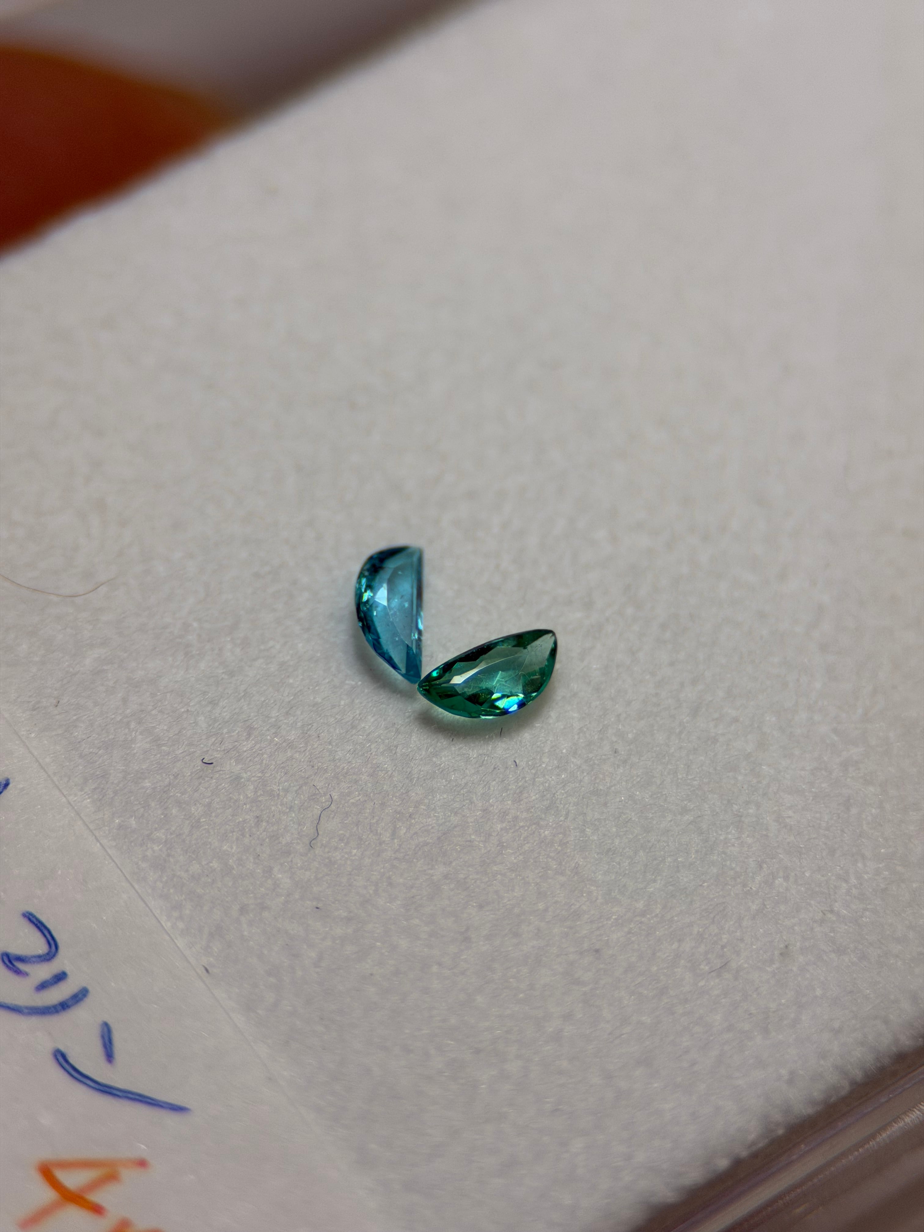 レッドベリル 0.160ct 長細いトリリアント | パライバトルマリン レッドベリル 0.160ct 長細いトリリアント | パライバトルマリン