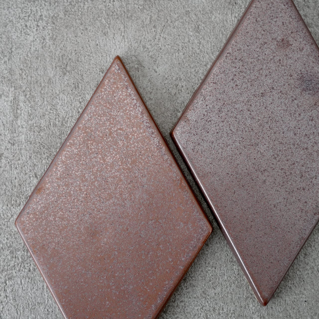 陶悦窯］紫素釉菱形タイル | フラッグス