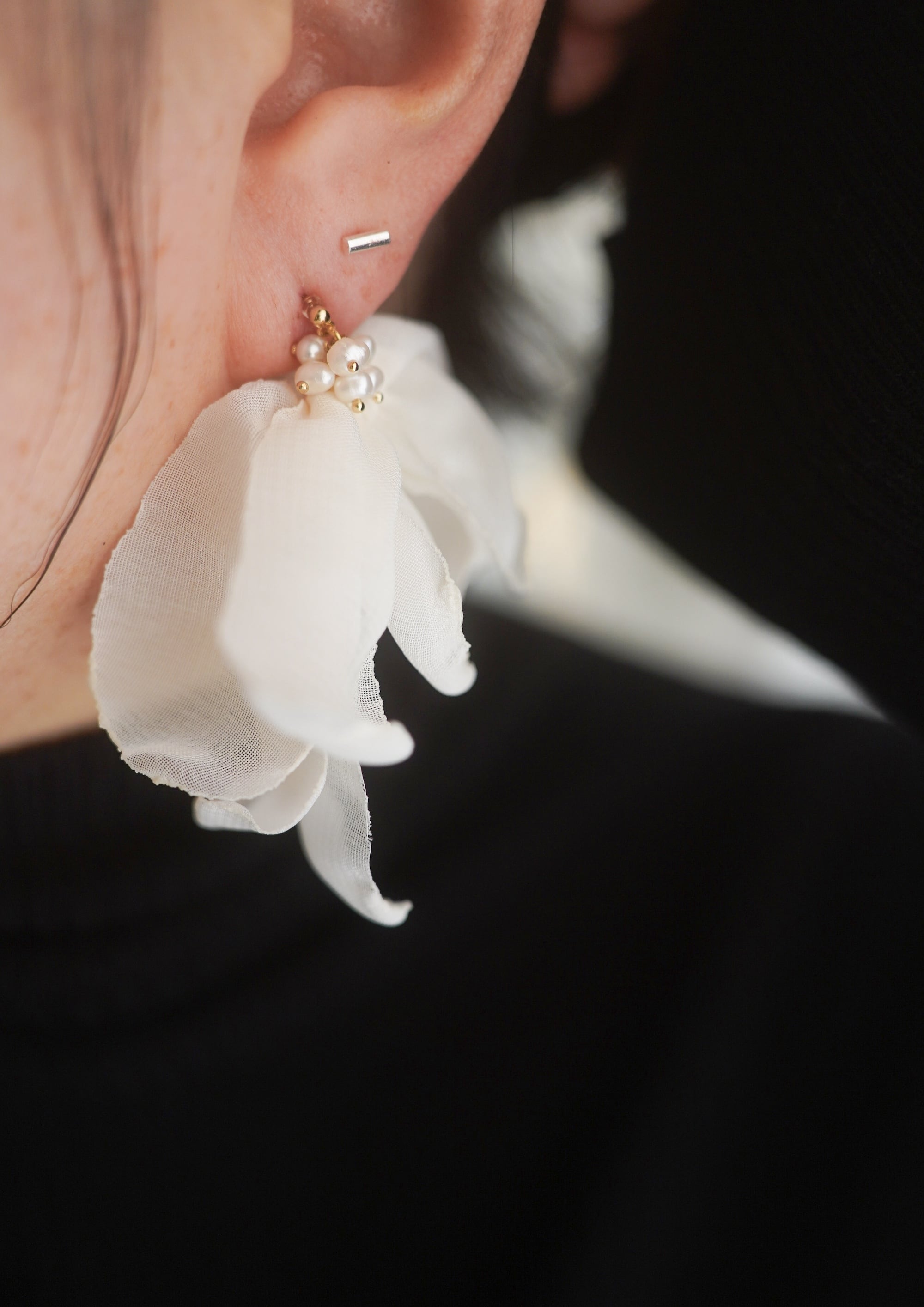 アイボリー シフォン × 淡水パール|軽やかボリューム ピアス/ふんわり華やか/結婚式・お呼ばれ・デイリーにも