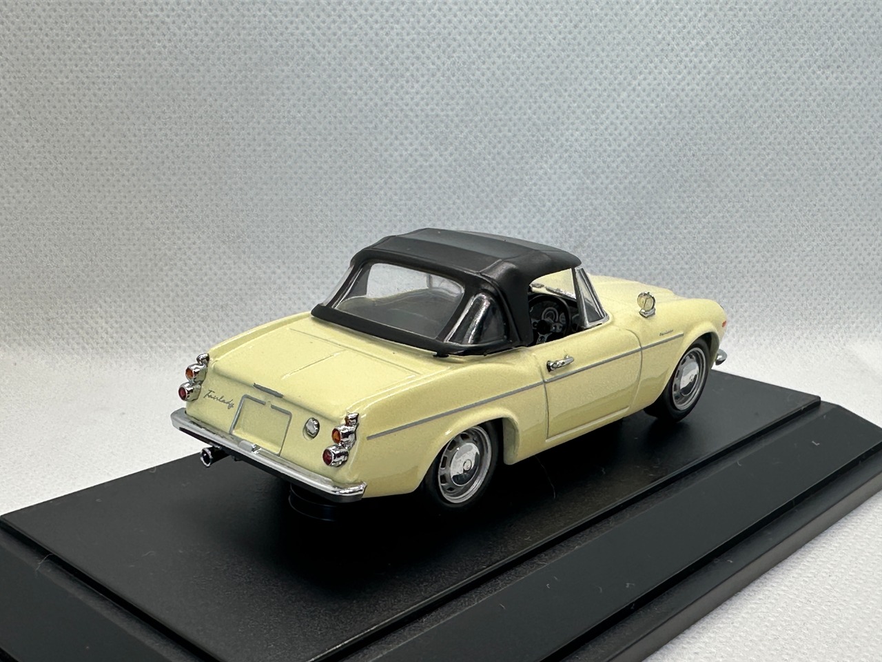 【エブロ】 1/43  ダットサン フェアレディ SP 1600 (アイボリー) 買取品
