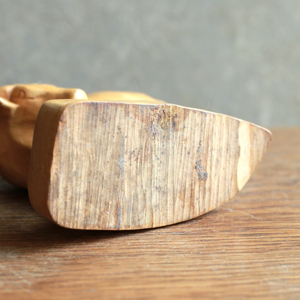 力強い姿でこちらを見つめる、味わい深い牛