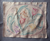 フランス 48c リネン 円宇宙に蠢くチューリップたちと刺繍クロス アンティーク