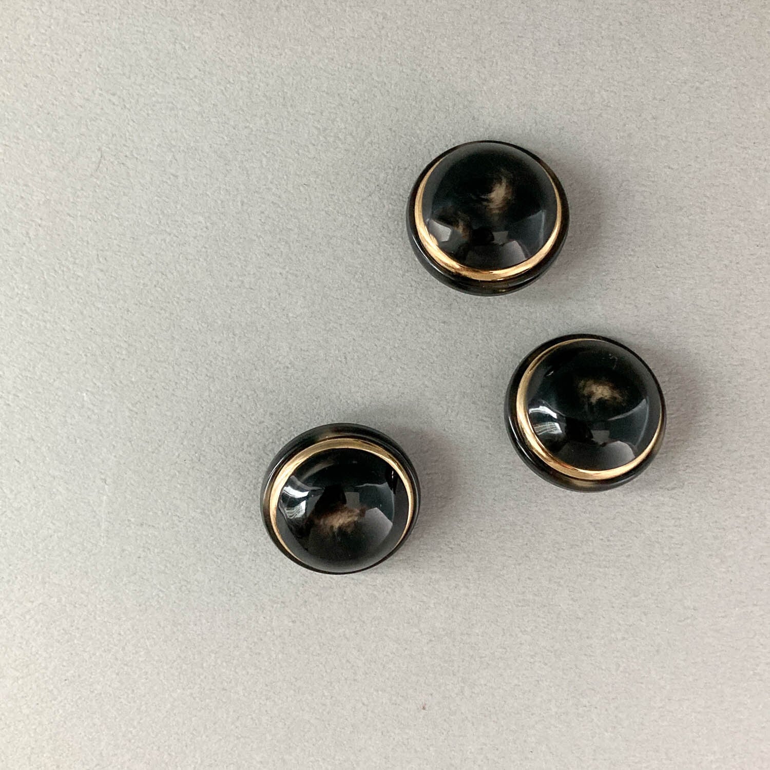 ゴールドライン入り黒ドームボタン（28mm） | Dua-アクセサリーパーツ