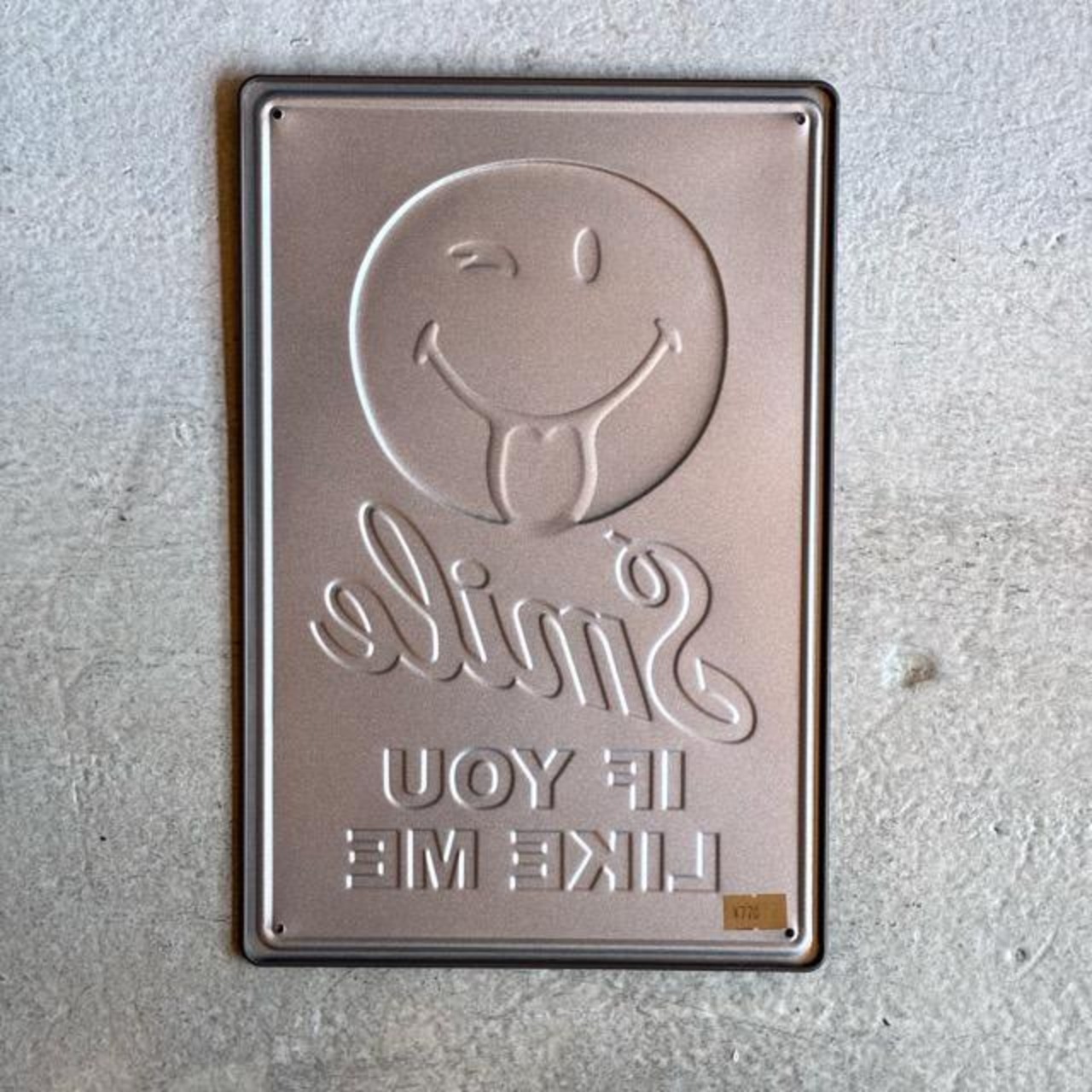 Antique metal embossed plate SMILE　アンティークメタルエンボスプレート　スマイル　看板　サインプレート　装飾　ポスター　