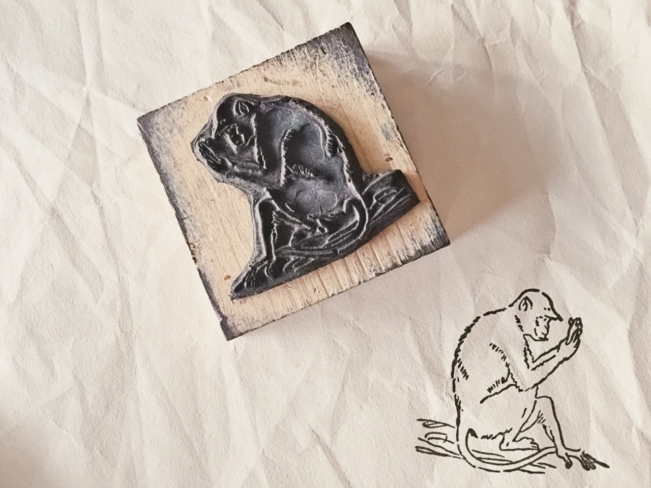 フランス 6c お手紙を読むお猿さんとメランコリーな木製スタンプ ヴィンテージ