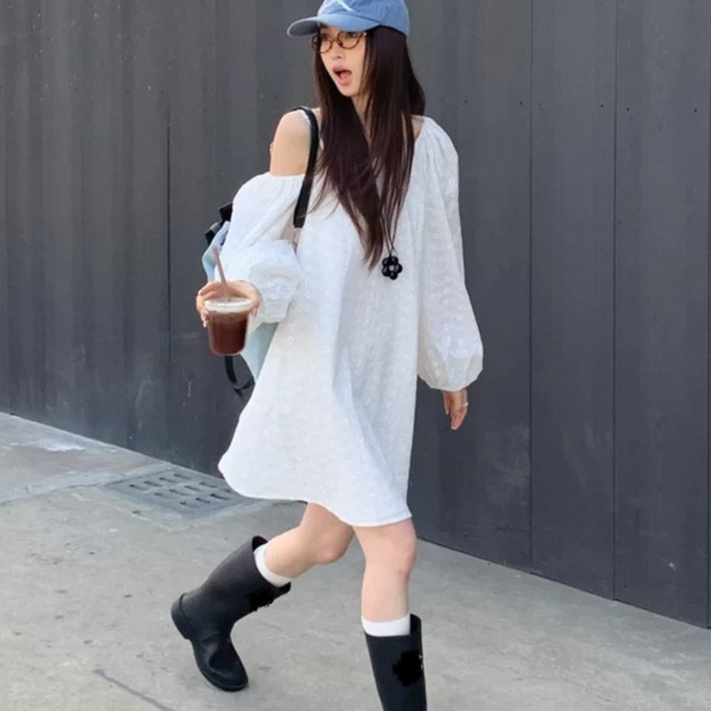 【送料無料】 ミニワンピ ミニ 大きい ゆったり 長袖 オフショルダー ラウンドネック Aライン フレア プルオーバー 薄手生地 コットン 可愛い 大人可愛い きれいめ シンプル カジュアル コンサバ 華やか 大人 上品 おしゃれ お洒落 主役級 こなれ感 高見え フェミニン ガーリー 春 夏 レディース 女性用 デート お出かけ 女子会 お呼ばれ 休日 お茶会 授業参観 着回し 普段使い ファッション コーデ スタイル 楽ちん 体型カバー 美脚 脚長 定番 着痩せ 垢抜け ホワイト