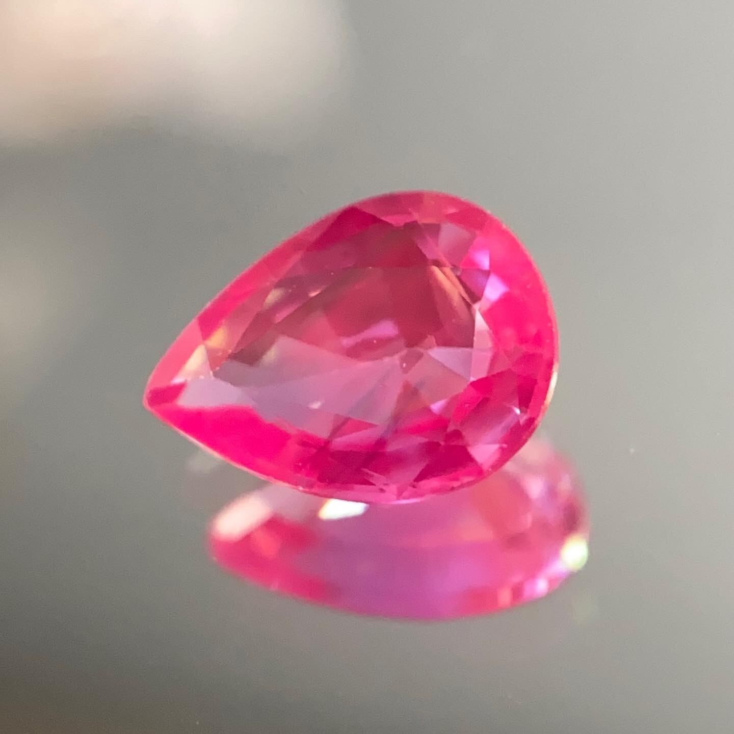 儚くも鮮やかなバイオレットサファイア