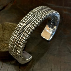 LyleSecatero(ライルセカテロ) 4面スタンプワークバングル