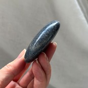 希少＊トロレアイトパーム＊スコルザライト（鉄天藍石）インクォーツ＊天然石インテリア＊天然石置物＊握り石＊2303216