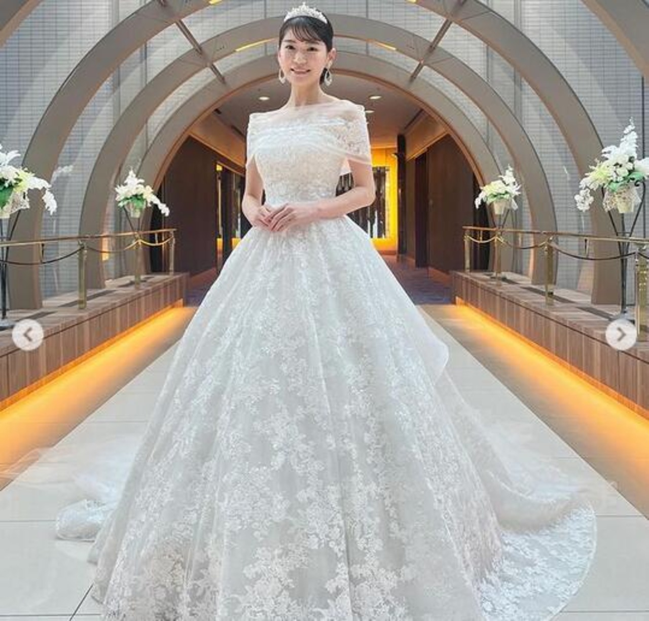 豪華！ウエディングドレス 取り外し可能オフショルダー 繊細レース  