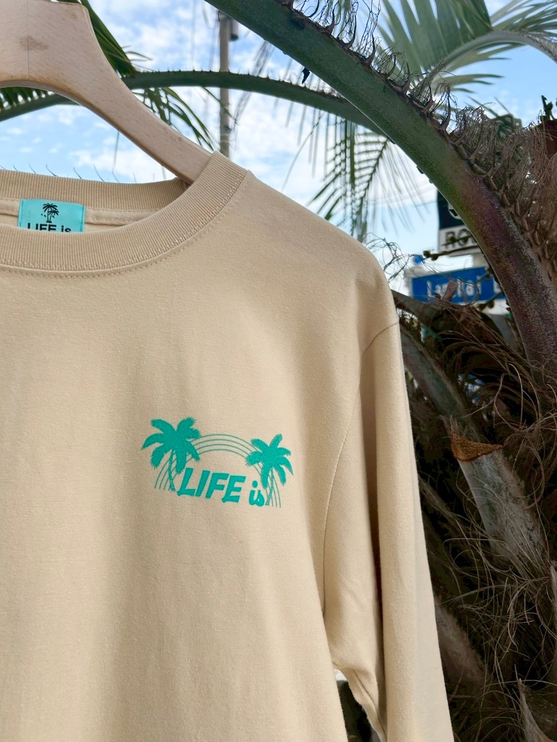 LIFE is × TAMOコラボ ワンカラーロンT ￥7,000(￥7,700)