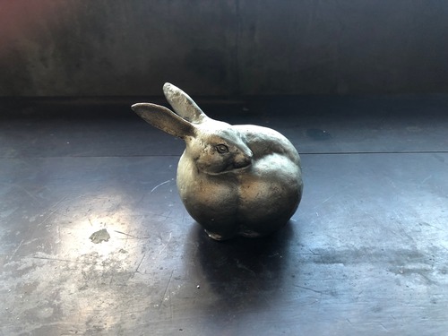 ウサギの置き物　鋳物　振り返りざま　インテリア　昭和レトロ