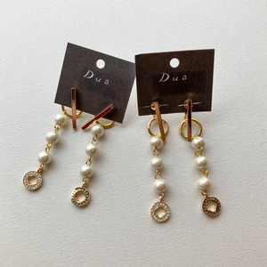 コットンパールとジルコニアチャームの揺れる〈ピアス/イヤリング〉