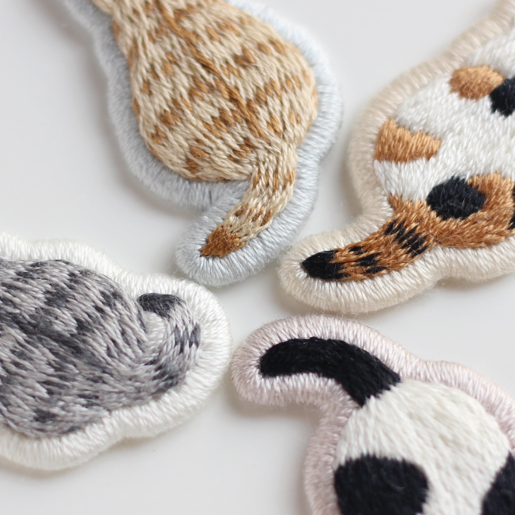 猫の後ろ姿 刺繍ブローチ (三毛) <受注制作> | embroidery kanaecco 