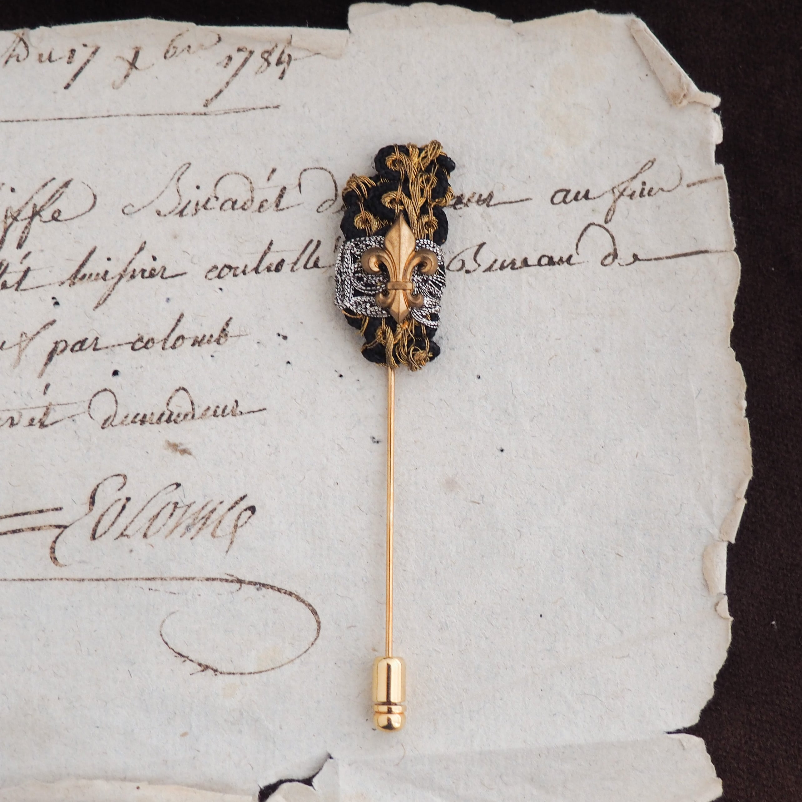 ユリの勲章 / ピンブローチ(black&Gold)