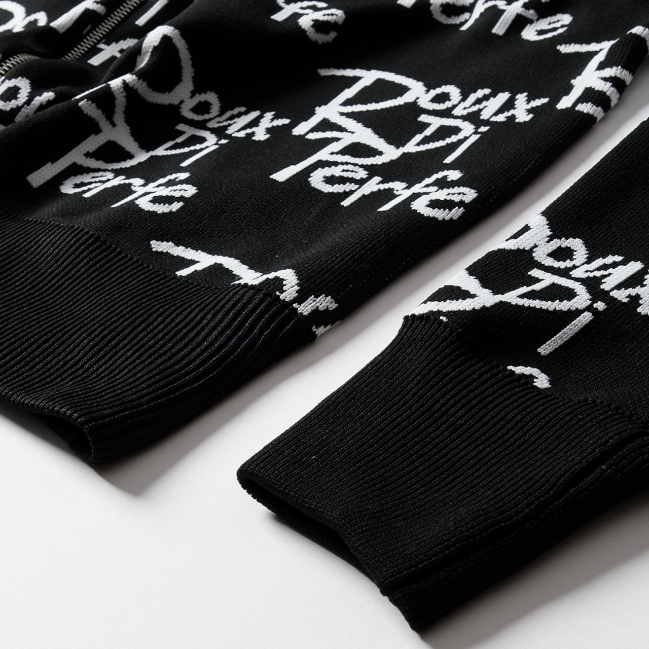 ロゴジャガードニットパーカー