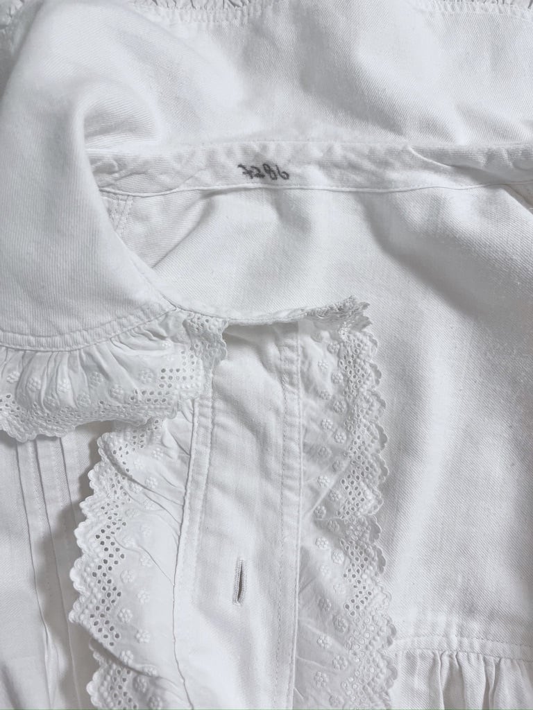 1900年代初頭 イギリス 刺繍されたレースが美しい、柔らかなコットンの