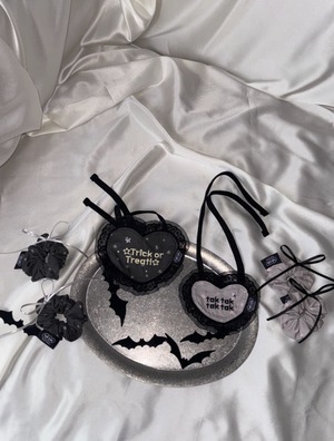予約【tak!tak!tak!tak!】Halloween Heart Bib (2Color)