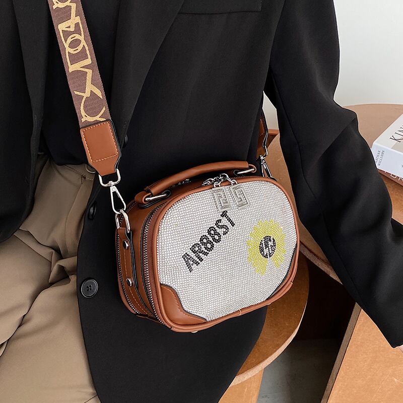 スタイルレッド スクウェア メッセンジャーバッグ Tiancai_Wing_Bag99578376821