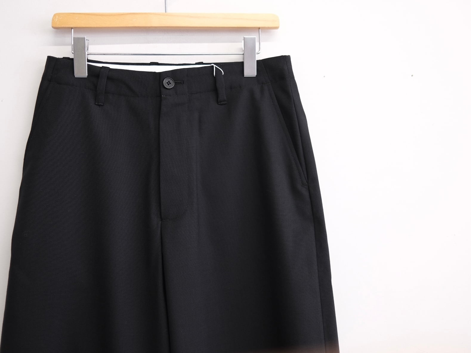 UNIVERSAL PRODUCTS.” SUMMER WOOL WIDE TROUSERS BLACK” | Lapel