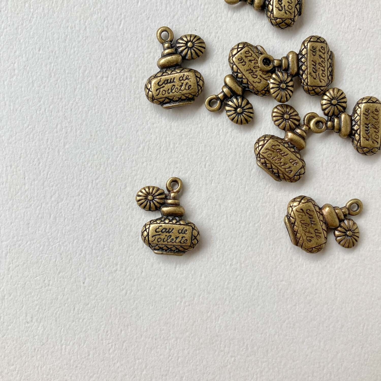 再入荷〉アンティーク風 フラットな香水瓶チャーム（17mm） | Dua