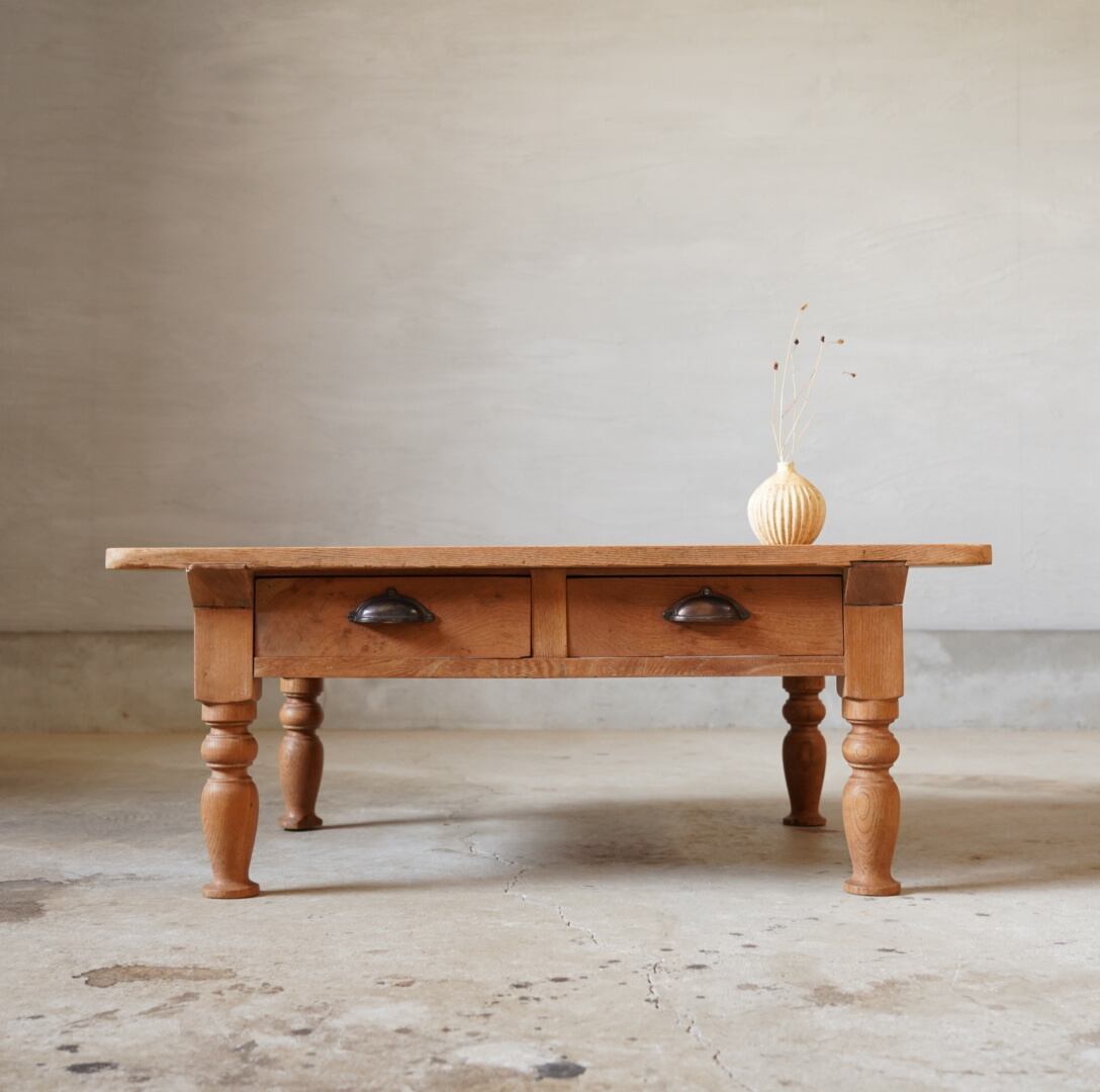 ろくろ脚のコーヒーテーブル