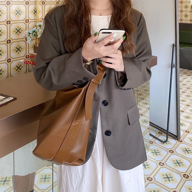 バッグ レディースバッグ 斜めがけ 肩がけ 柔らかい スクエア型 かわいい 大人可愛い きれいめ シンプル カジュアル おしゃれ お洒落 無地 10代 20代 30代 レディース デイリー 普段使い オールシーズン シーズンレス 大きめ A4 色展開 ブラック ブラウン グレー