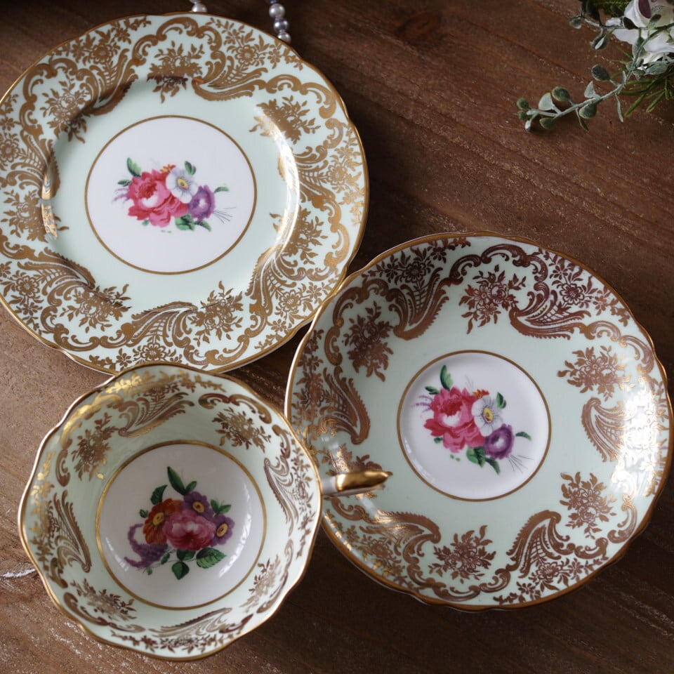 英国Paragonパラゴン 金彩ロココ 花絵 トリオ カップ＆ソーサー