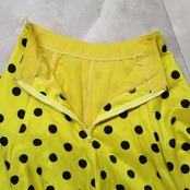 フラメンコ 衣装 ファルダ スカート イエロー系 水玉 ドット柄 黄 黒 ボランテ フリル 鮮やか ボリューム イベント ステージ 練習 レッスン 華やか かわいい ダンス衣装 ブラック系